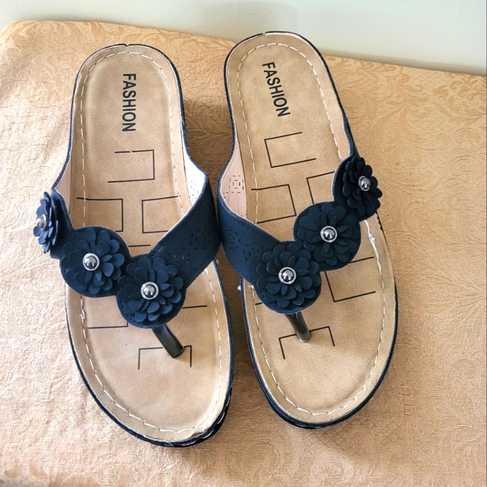 NWOT Fashion black floral thong sandal women's 8  #2112